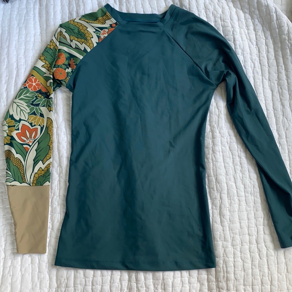 Brand new Seea small rash guard top